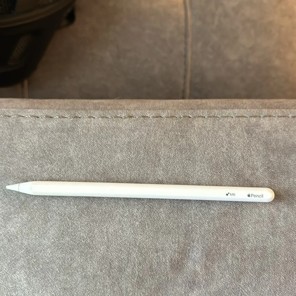 Apple Ipad space gray. 5th generation with apple Pen and Magic Keyboard.